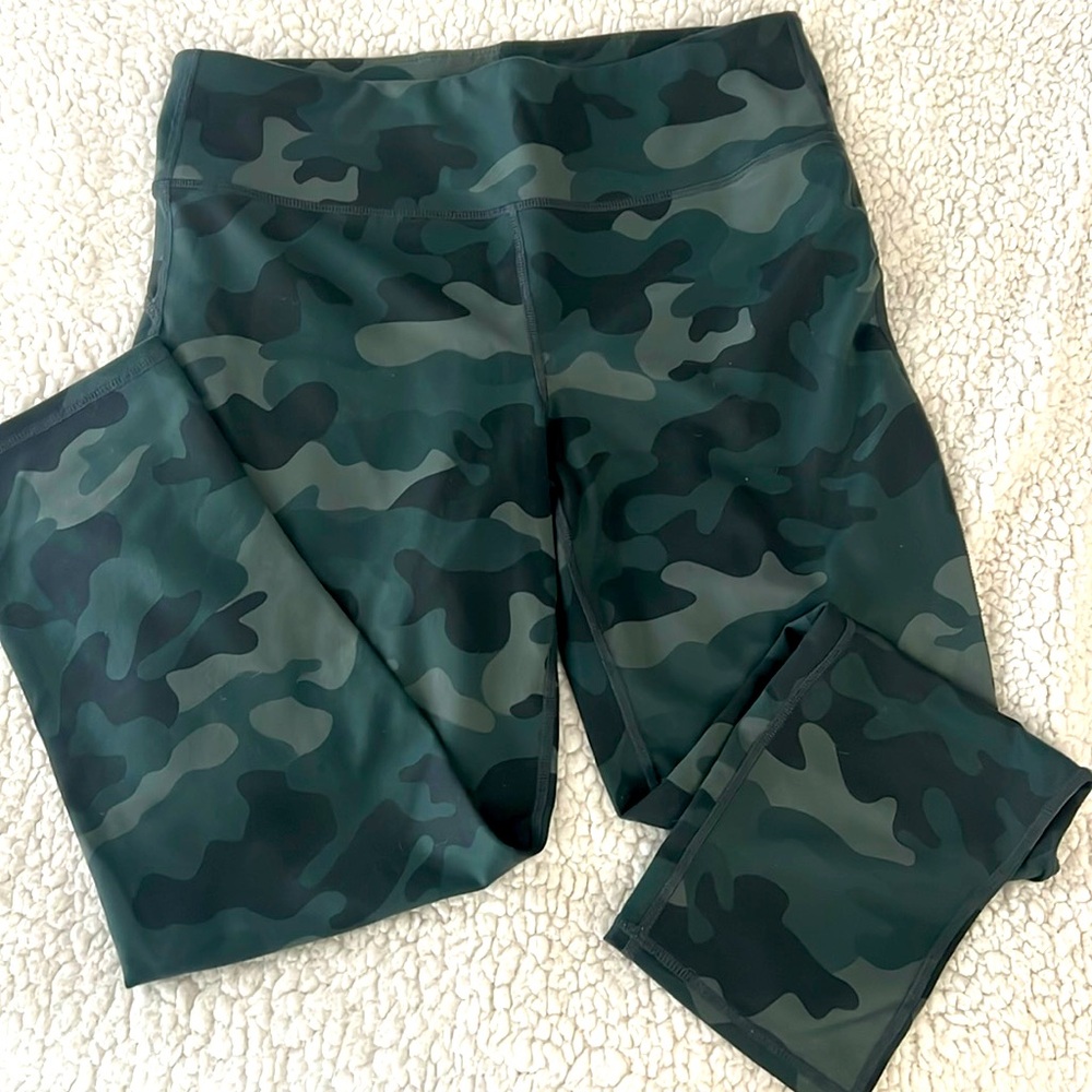 Gap 3/4 camo leggings